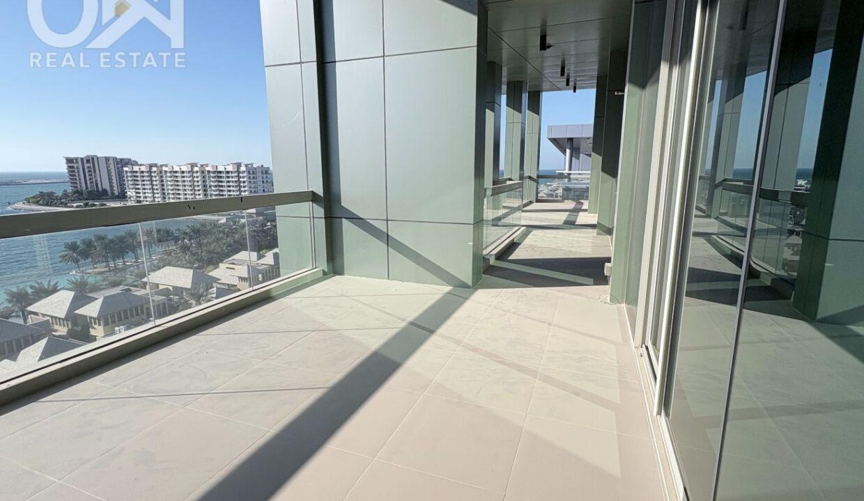 TOP FLOOR * RARELY AVAILABLE * HUGE TERRACE