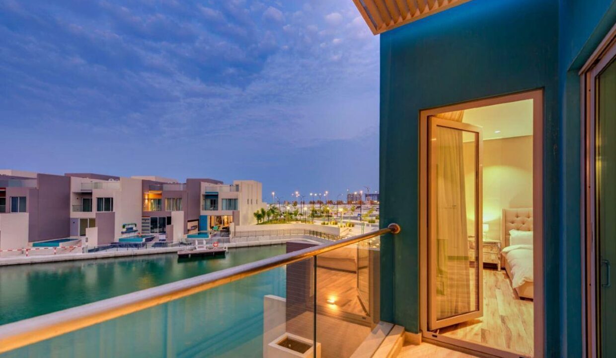 SEAFRONT VILLA / PRIVATE POOL / MODERN