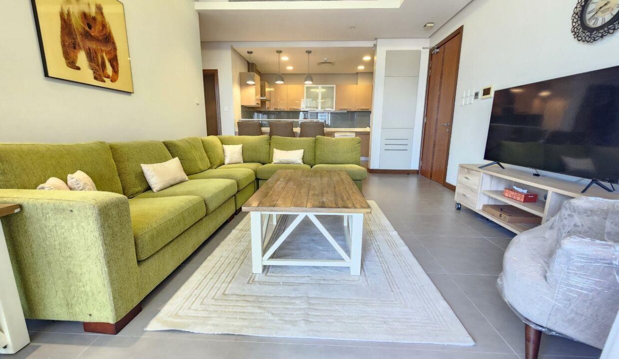 Spacious / close city center / balcony / sea view