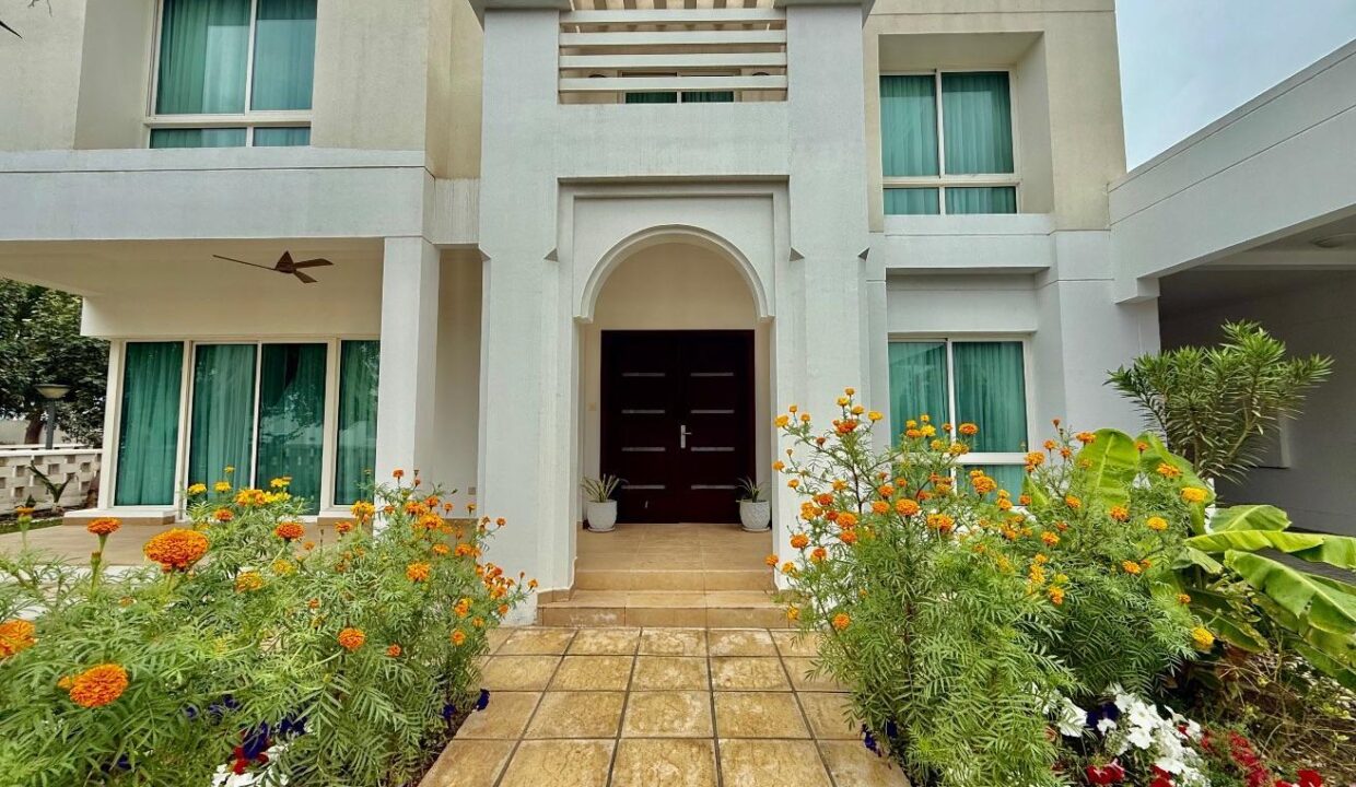 Scenic garden villa for serene living next to BSB