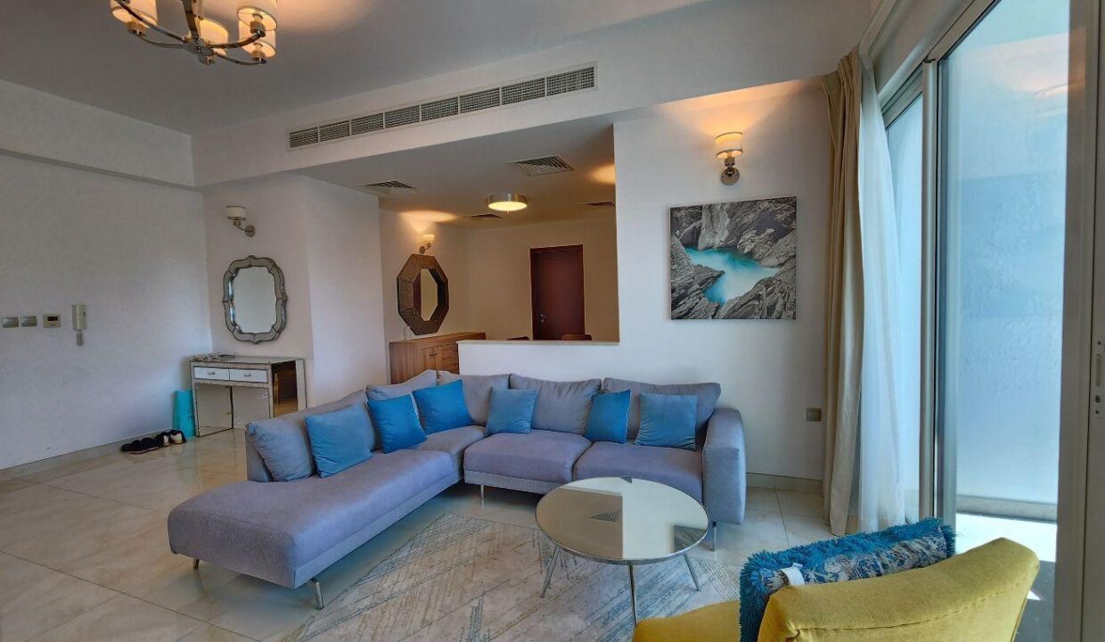 Close kitchen / balcony / bright / prime location