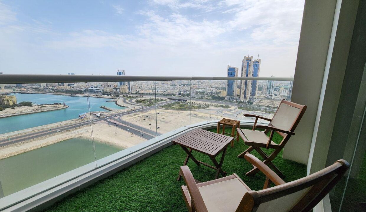 Balcony /sea view / spacious / modern / gym& pool