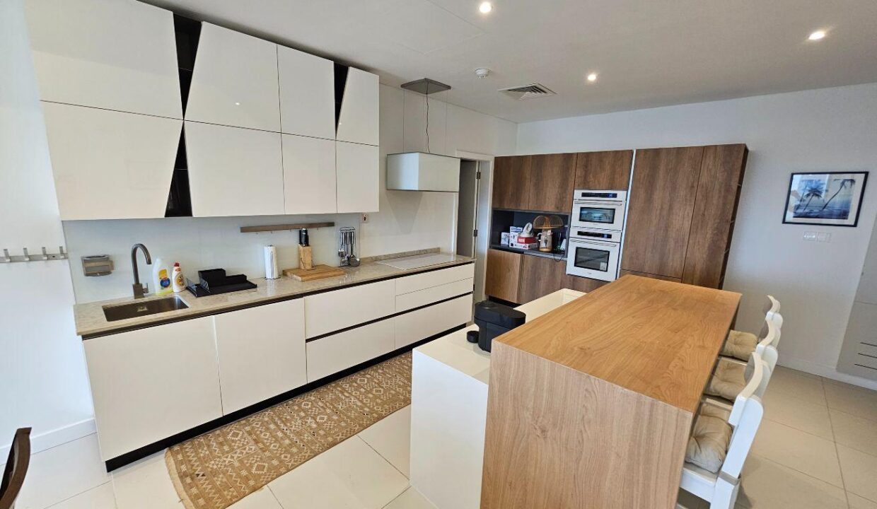 NOW AVAILABLE * AMAZING NEW KITCHEN * OUTDOOR POOL