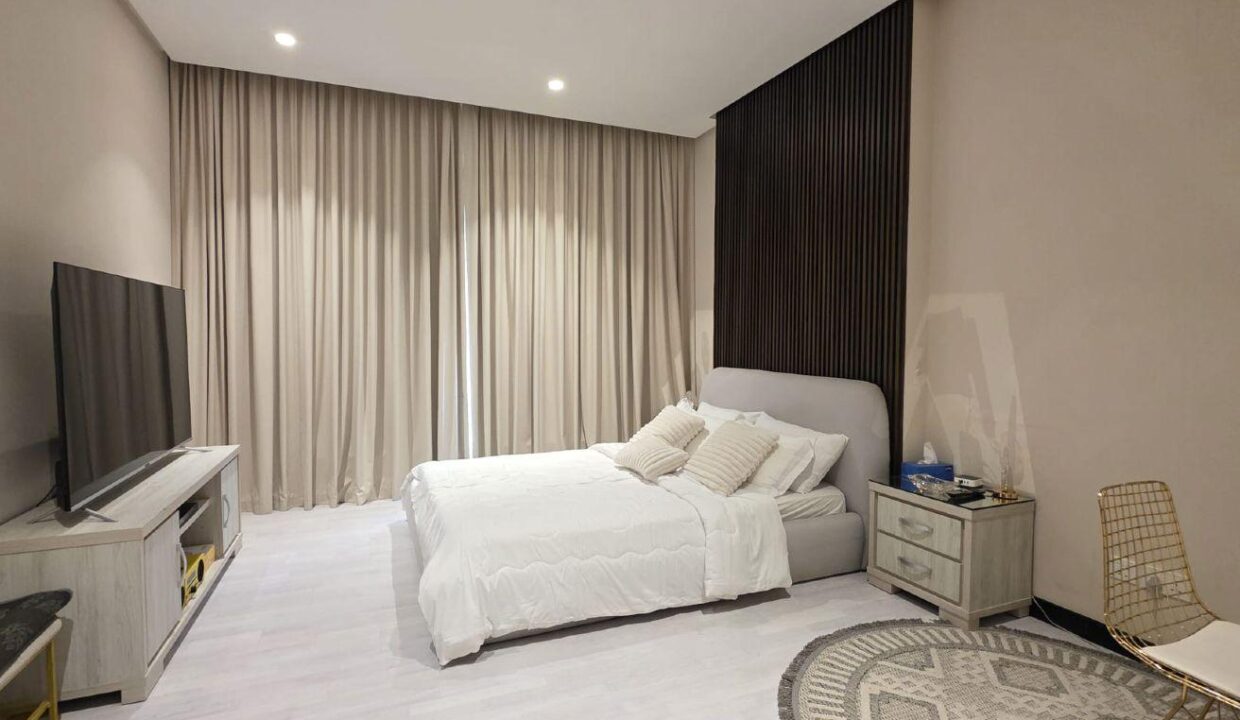 Ultra Luxury-Brand New-Finest Interior Decoration*