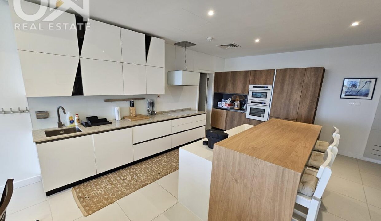FULLY RENOVATED * OPEN  KITCHEN * OUTDOOR POOL ***